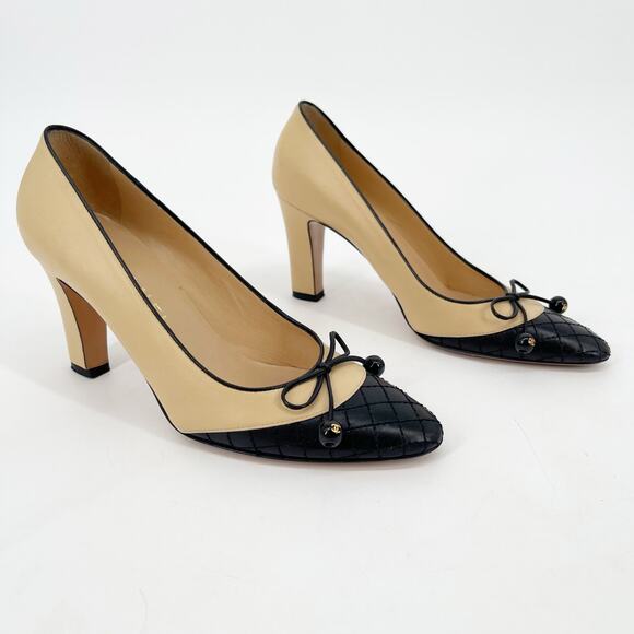 Chanel Vintage Beige with Black Quilted Cap Toe CC Bow Heels EU 37 Leather Pumps - Picture 2 of 15